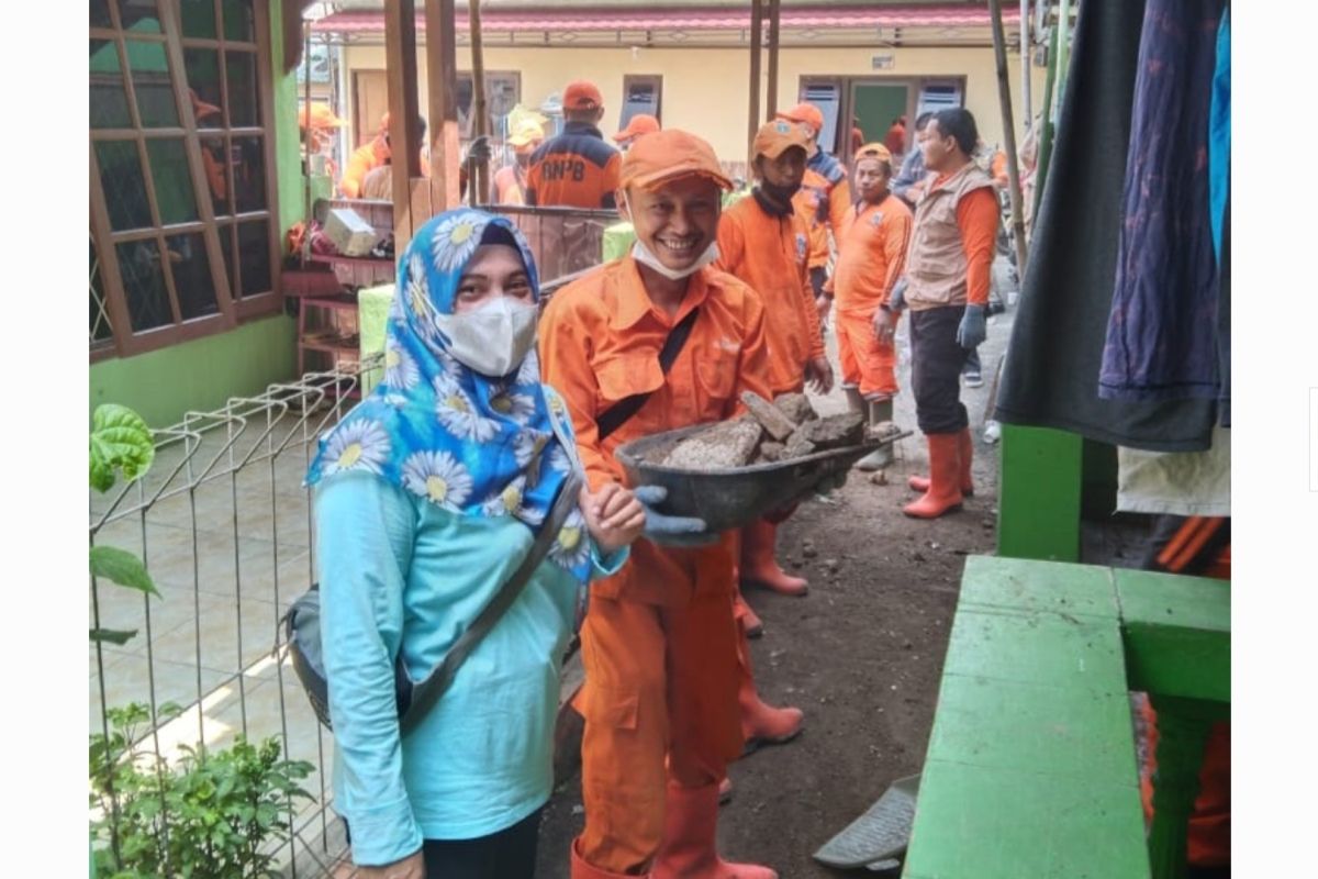 Tiga rumah warga di Cijantung Jakarta tertimpa tembok turap