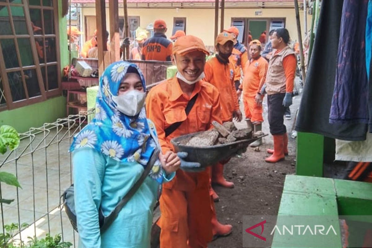 Petugas angkat puing turap yang longsor timpa tiga rumah di Cijantung