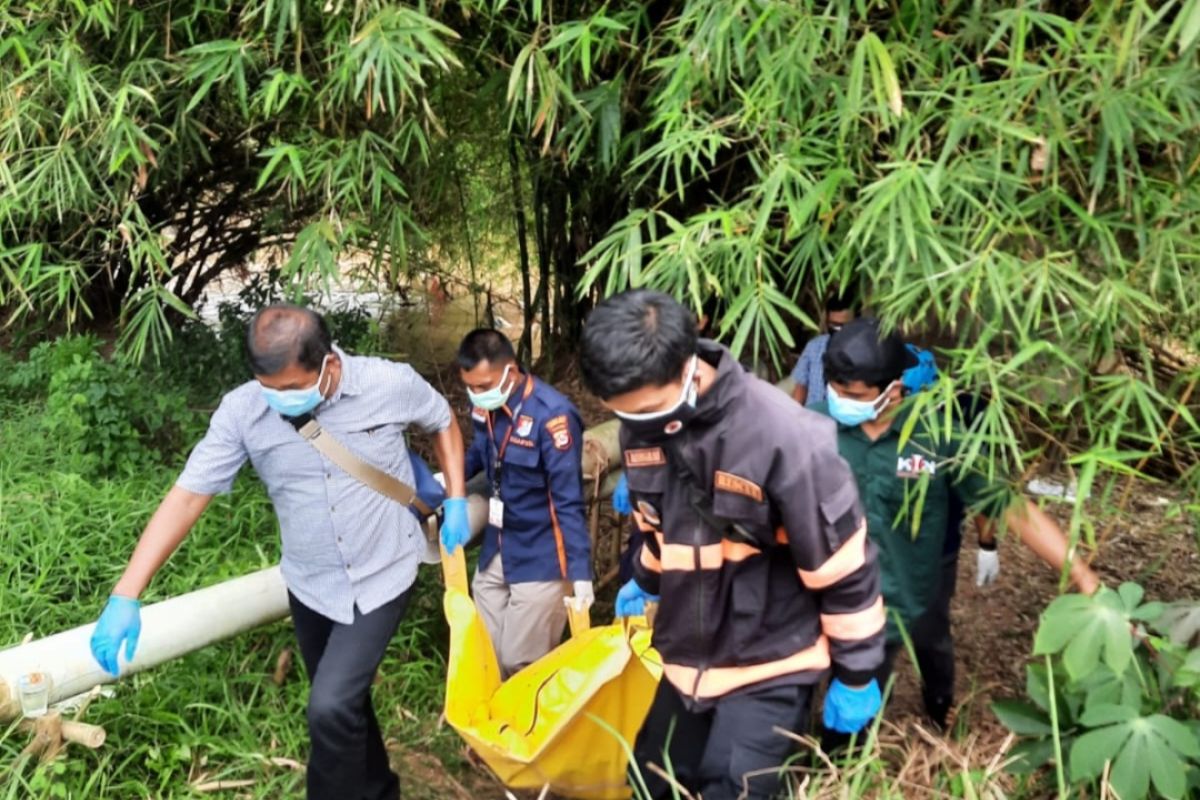 BPBD Kabupaten  Tangerang evakuasi temuan mayat tanpa identitas