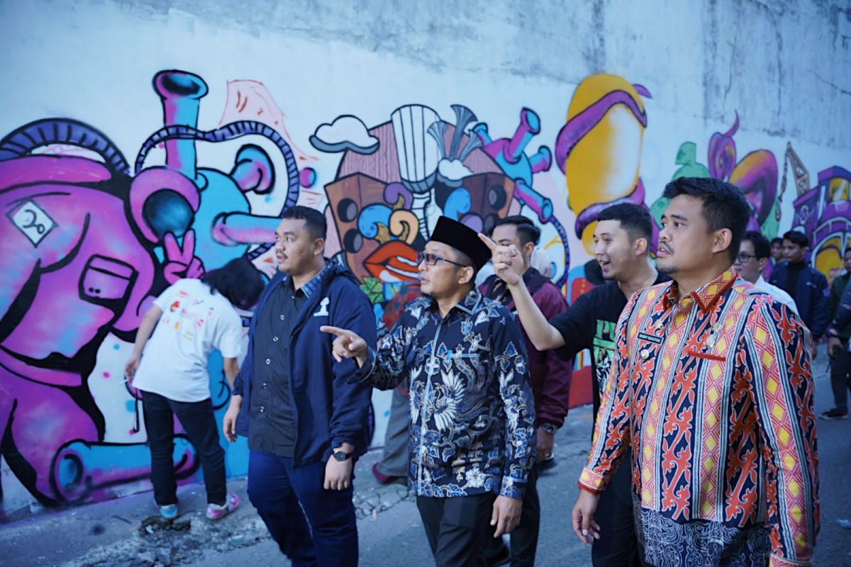 Bobby Nasution boyong komunitas kreatif bikin mural di Padang