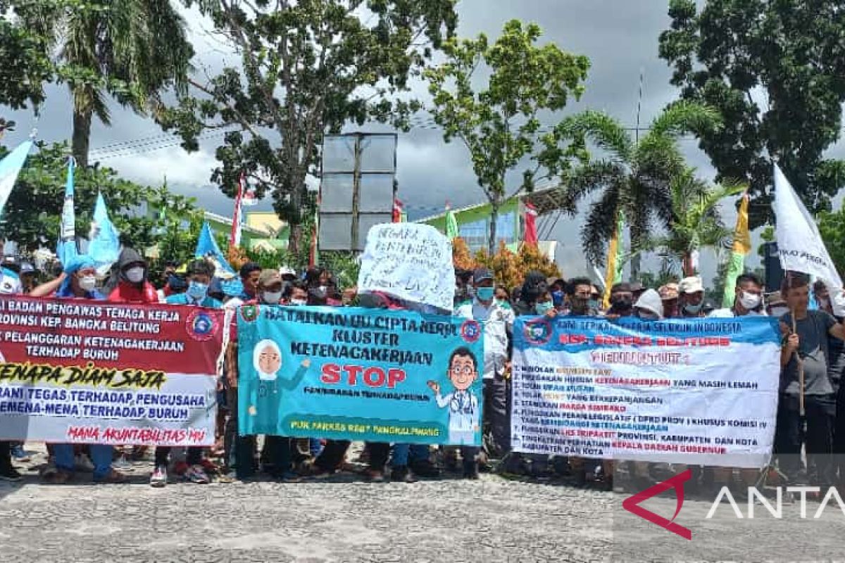 Ratusan buruh Babel gelar aksi damai tolak UU Cipta Kerja