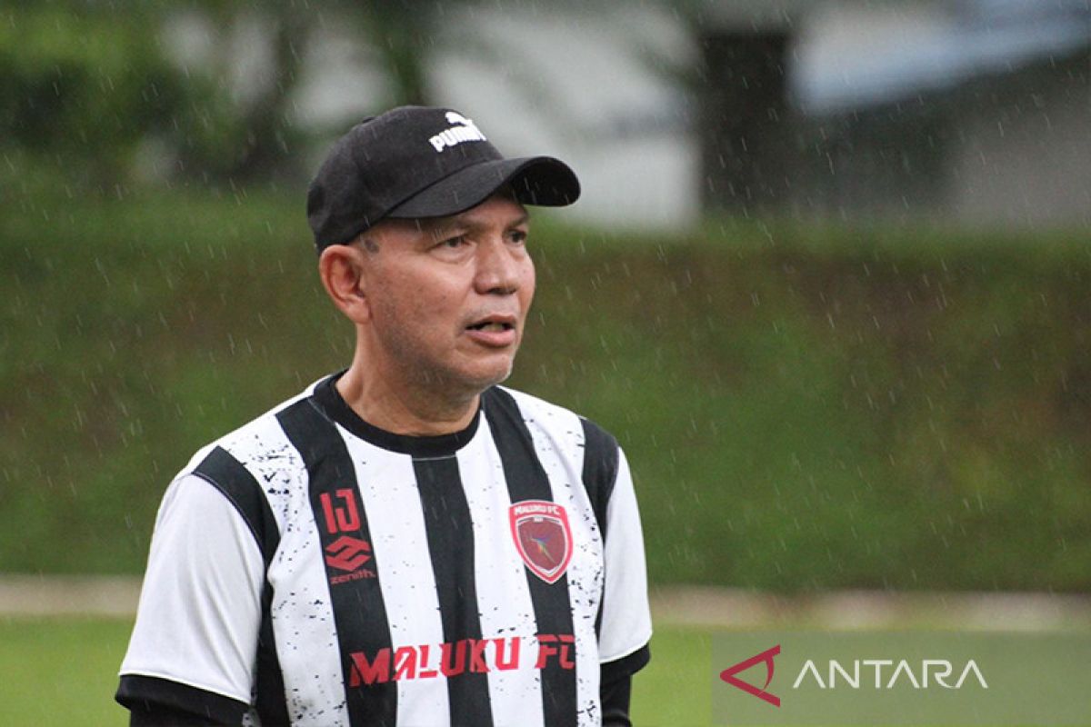 Profil Isman Jasulmei, head coach anyar Maluku FC