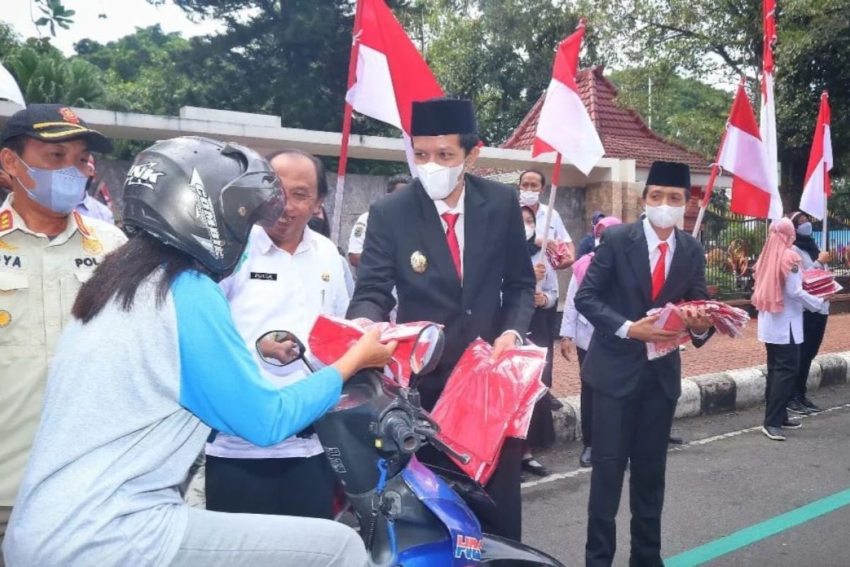 Pemkab Trenggalek bagikan ribuan bendera Merah Putih kepada warga