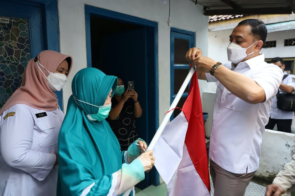 Jelang HUT ke-77 RI Eri Cahyadi bagikan bendera ke warga Surabaya