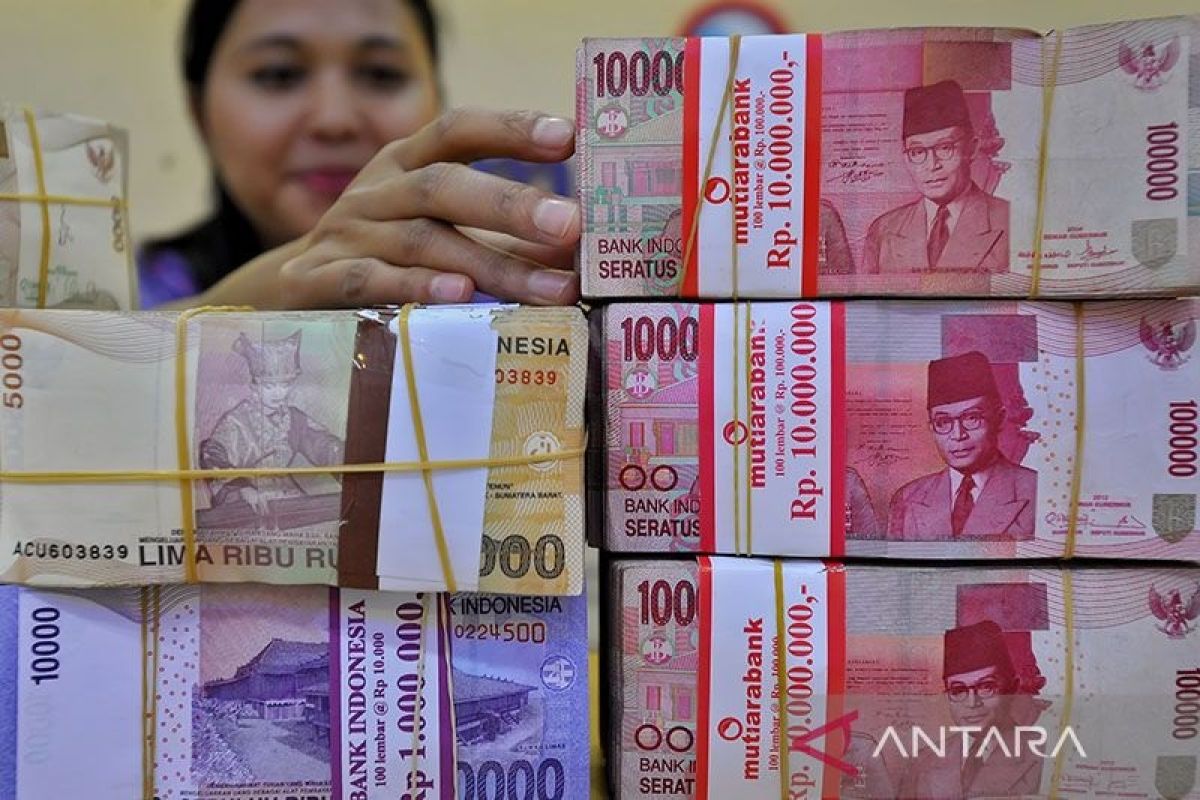 Rupiah akhir pekan melemah, tertekan sikap "hawkish" bank sentral AS