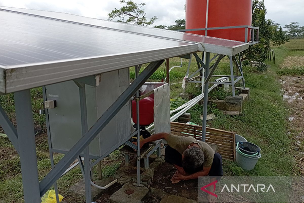 Potential of solar-powered pumps to water rainfed rice fields