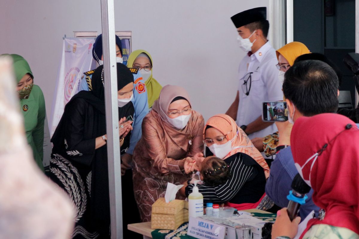 Wury Ma'ruf Amin berikan vitamin A kepada bayi di Posyandu Banjarbaru