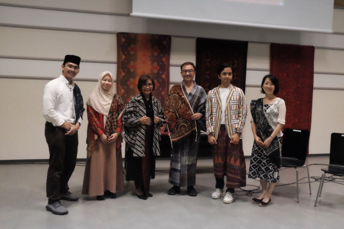 Proses benang merah dalam kain tenun Indonesia dan Jepang