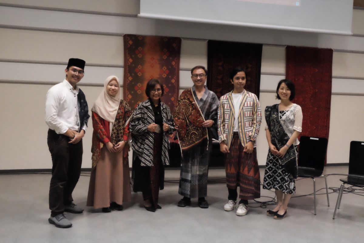 Strengthening Indonesia-Japan ties through traditional woven fabrics