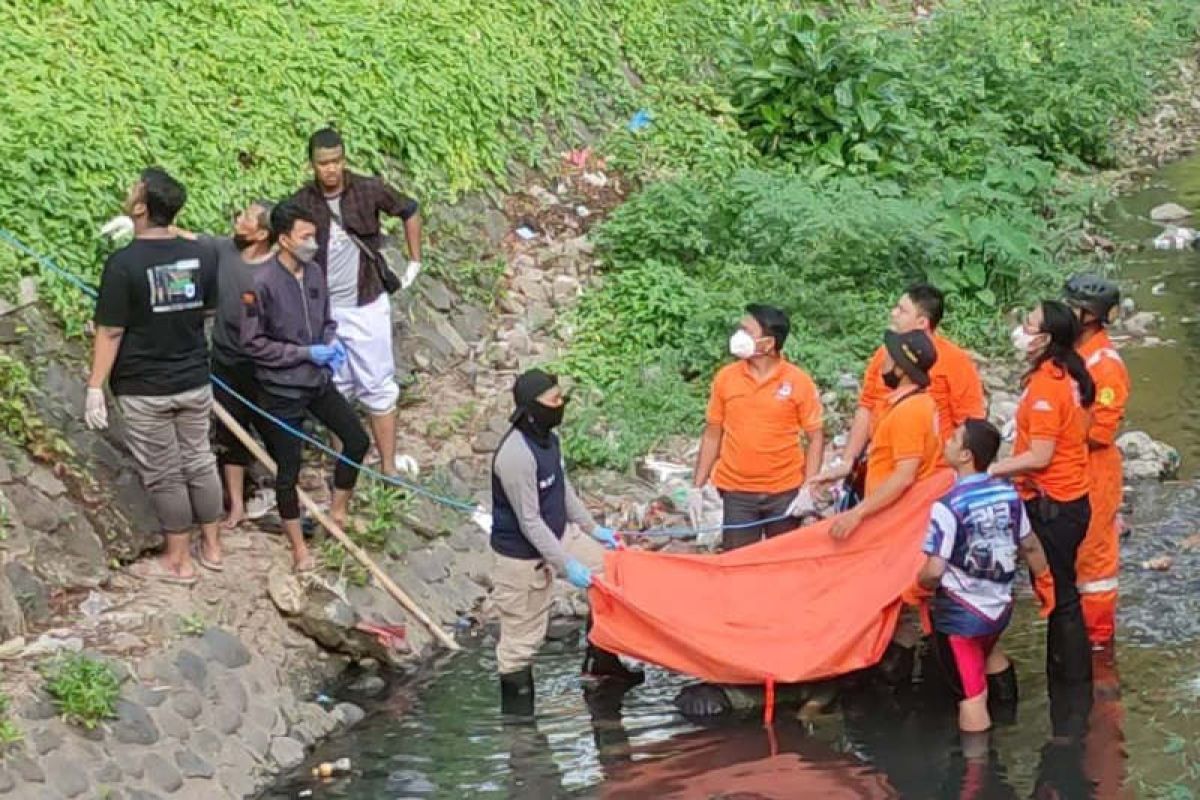 Jasad pria tanpa identitas ditemukan di saluran air di Semarang