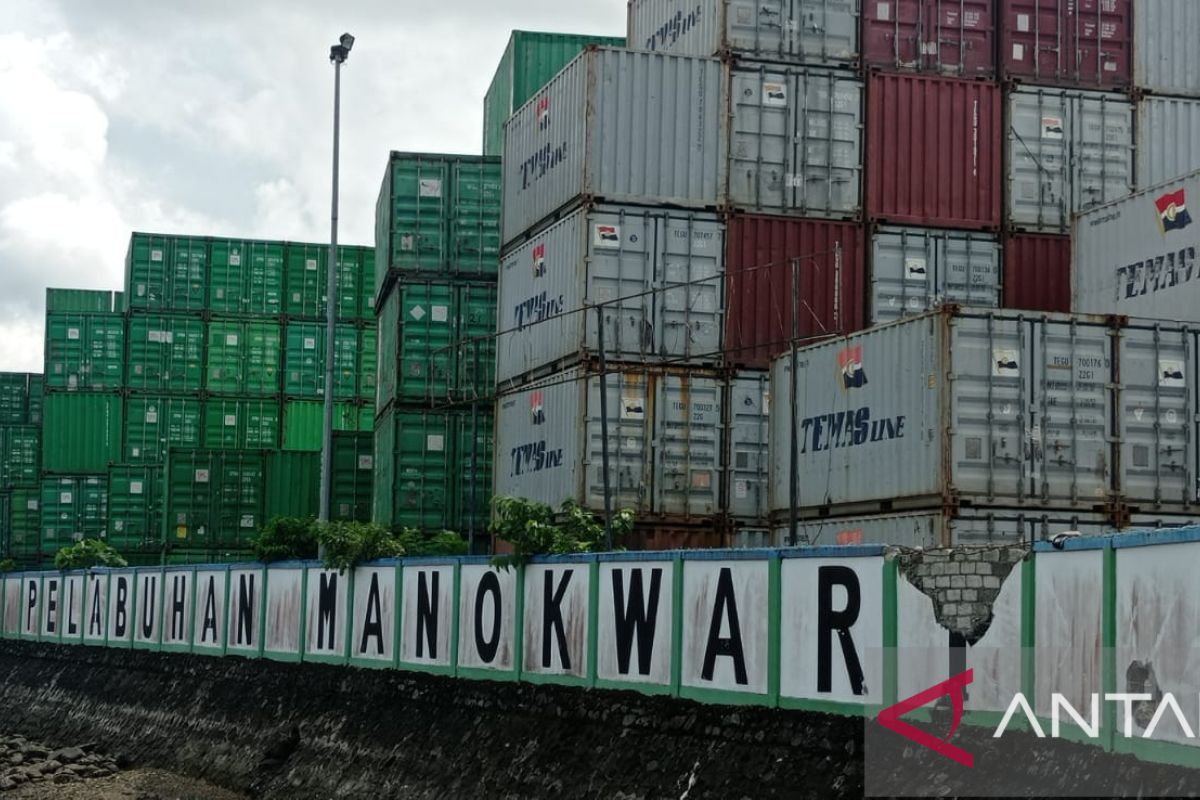 Pengusaha tak punya gudang peti kemas menumpuk di Pelabuhan Manokwari