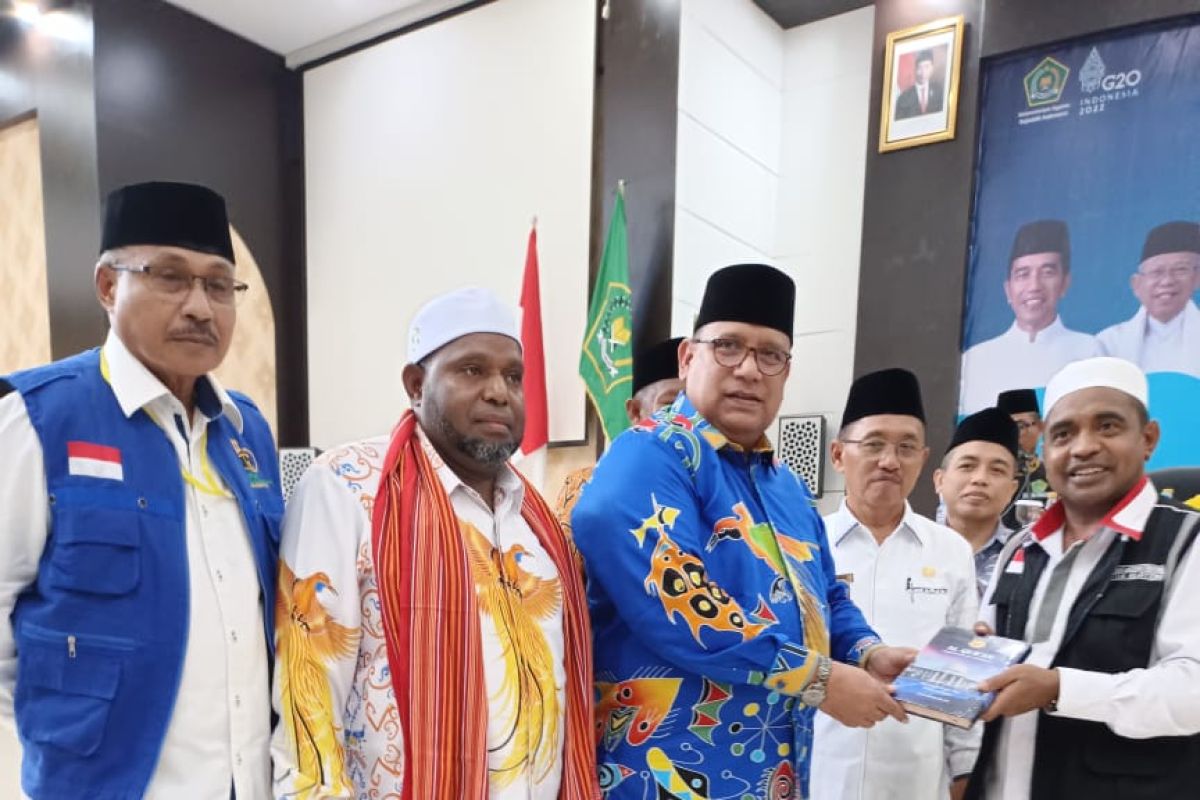Pemprov Papua serahkan 520 kitab suci Al Quran kepada jamaah haji