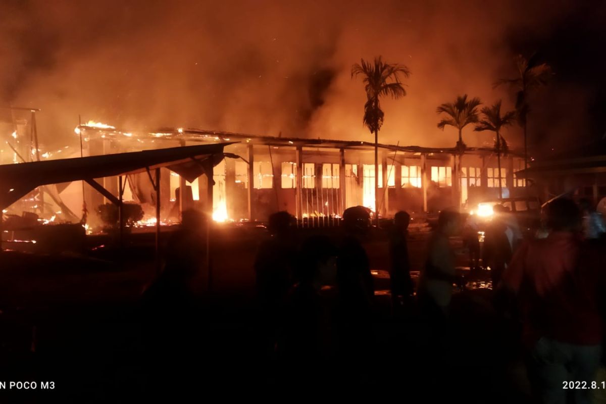 Polres Bulungan olah tempat kejadian terbakarnya kantor KPU Tana Tidung