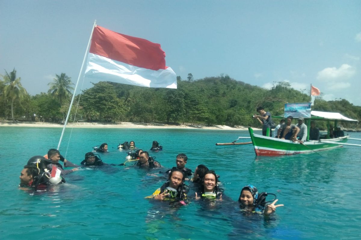 Meriahkan HUT ke-77 Kemerdekaan RI, pencinta selam kibarkan bendera di dasar laut Teluk Lampung