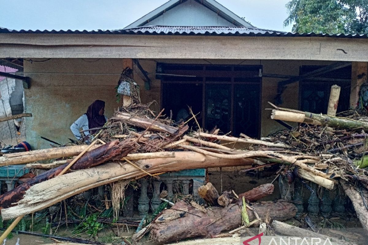 Pemkab Parigi  perpanjang tanggap darurat banjir Torue selama 30 hari