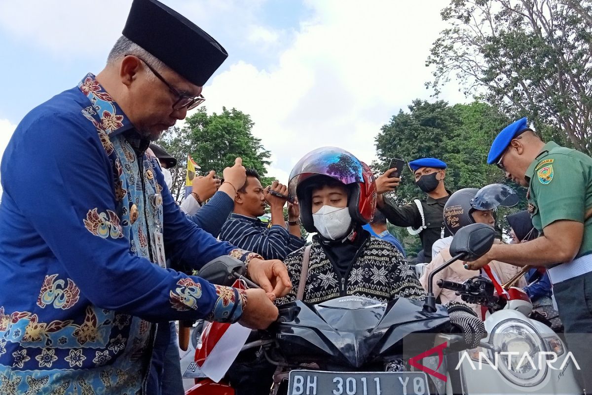 Fasha ajak para pelajar Jambi bagikan Bendera Merah Putih di kawasan Tugu Keris