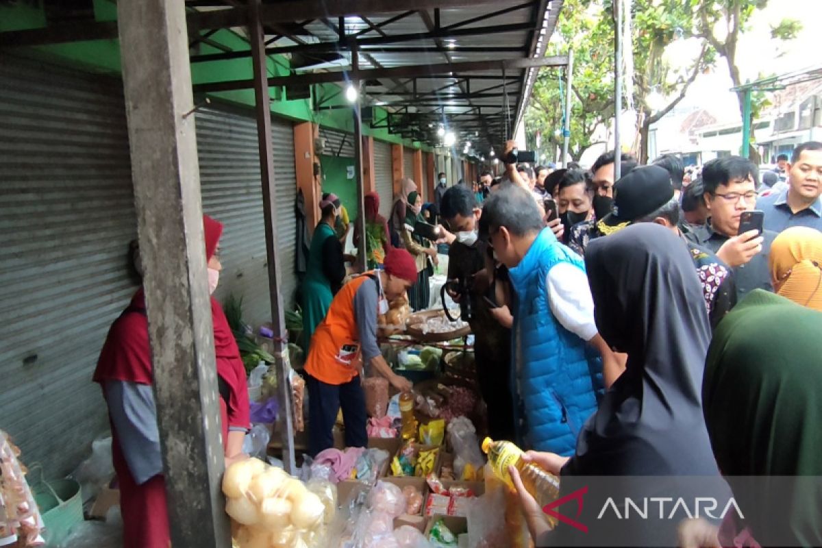 Mendag Zulkifli Hasan akan lepas 1.200 ton minyak goreng ke Maluku-Papua hari ini