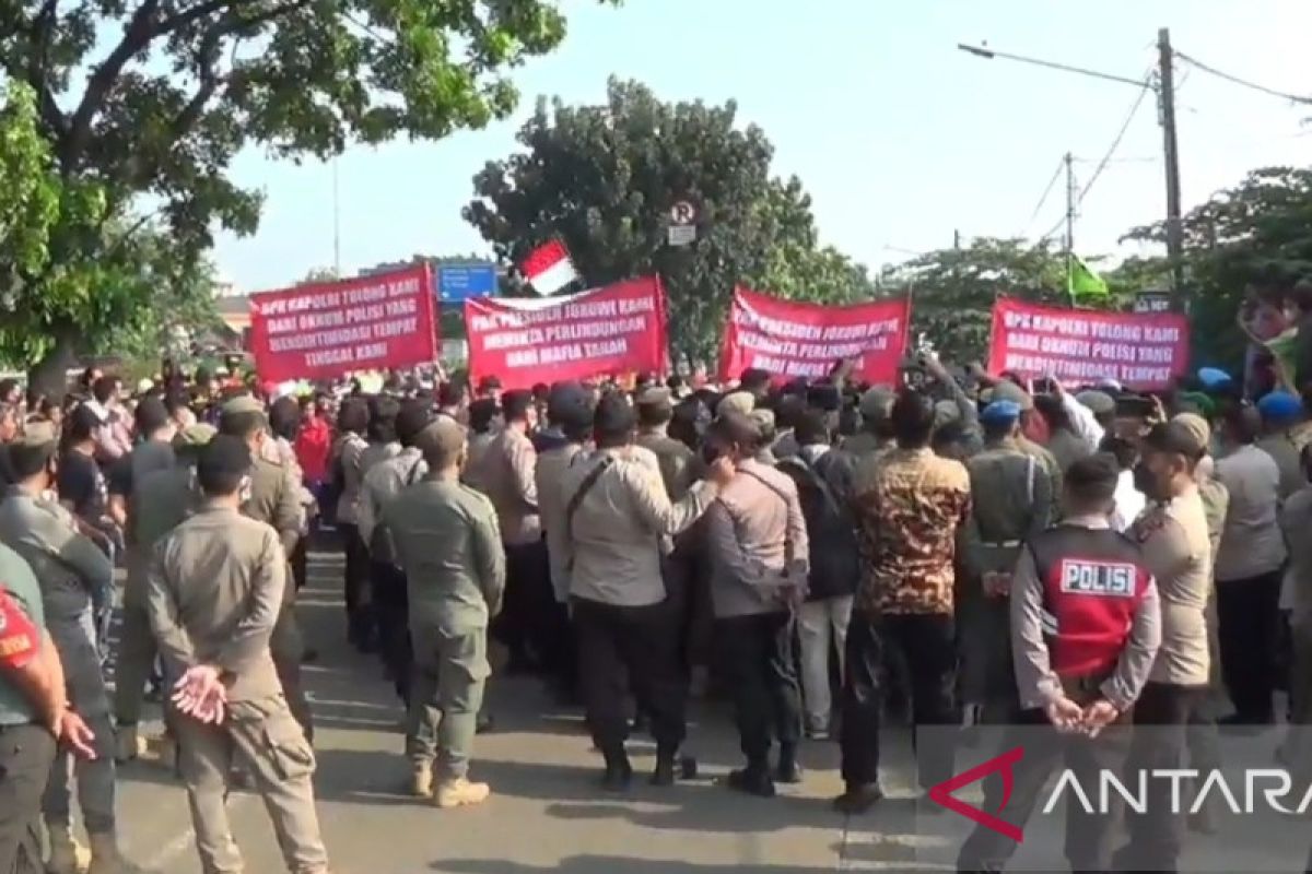 Ratusan warga blokade jalan tolak pengosongan lahan di Cakung