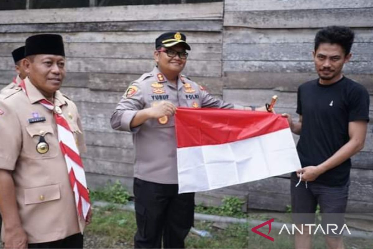 Forkopimda Tanjungbalai bagikan Merah-Putih