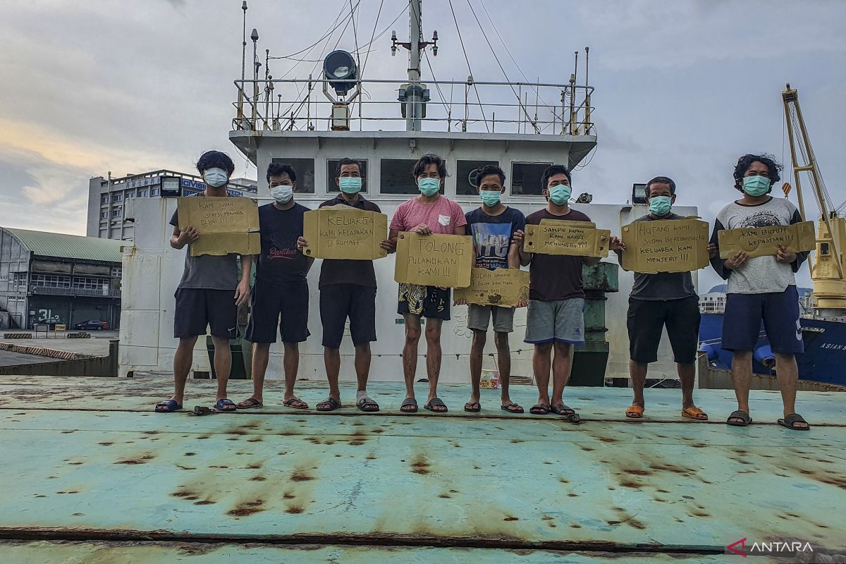 Delapan awak kapal terkatung-katung delapan bulan di Taiwan dipulangkan ke Indonesia