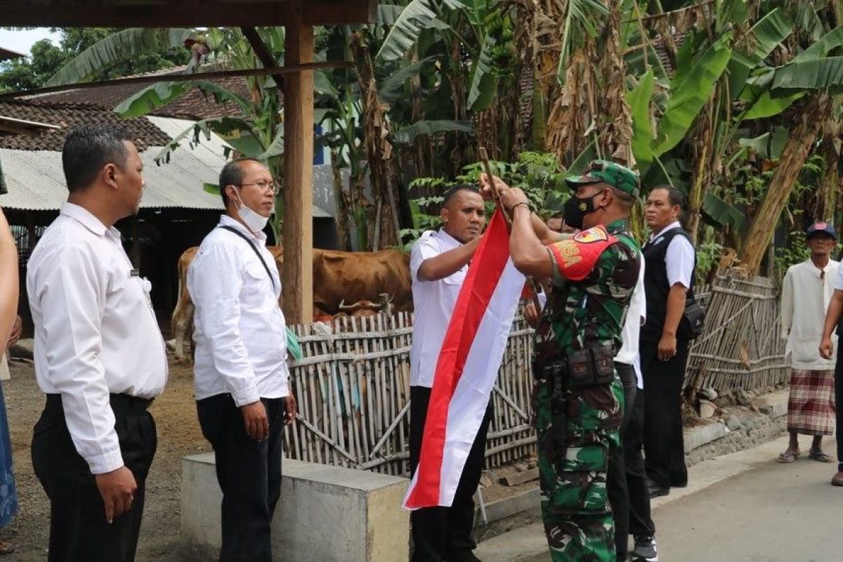 Bakesbangpol Situbondo berikan bendera gratis kepada warga