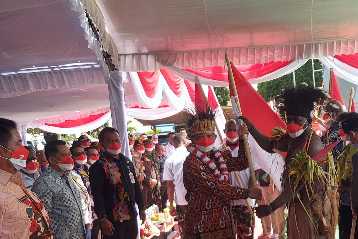 Mendagri bagikan Bendera Merah Putih di Kabupaten Merauke