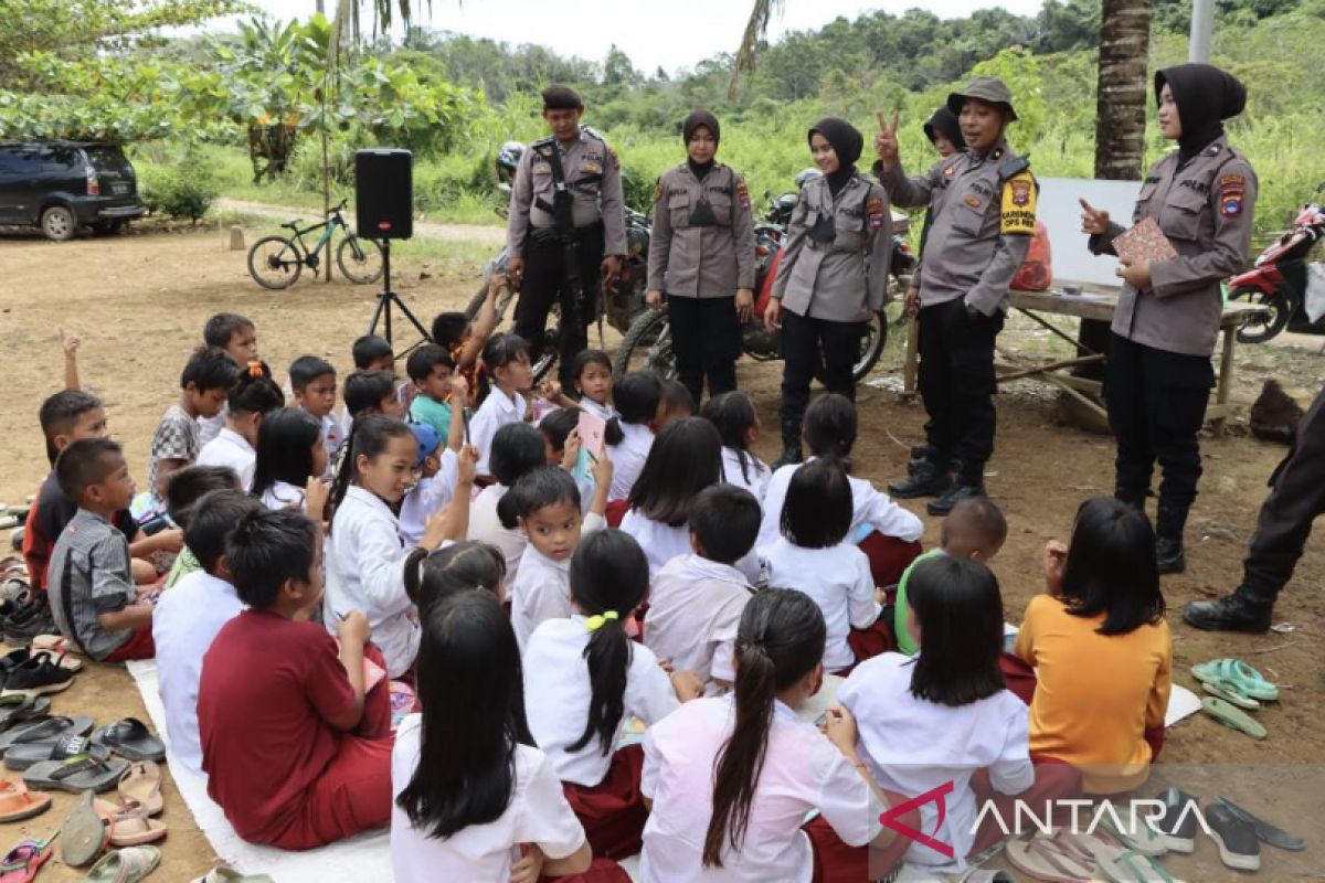 Anak-anak SDN Kambiyain antusias ikuti program belajar alam dari kepolisian