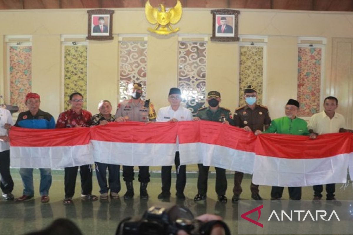 Pemkab Pamekasan bagikan 641 bendera untuk memeriahkan Kemerdekaan RI