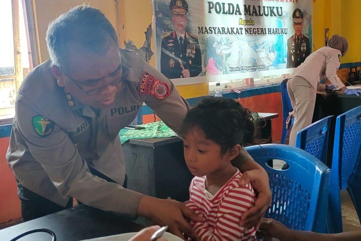 Polda Maluku beri pengobatan gratis warga terdampak banjir di Haruku, aksi kemanusiaan yang dekat dengan rakyat