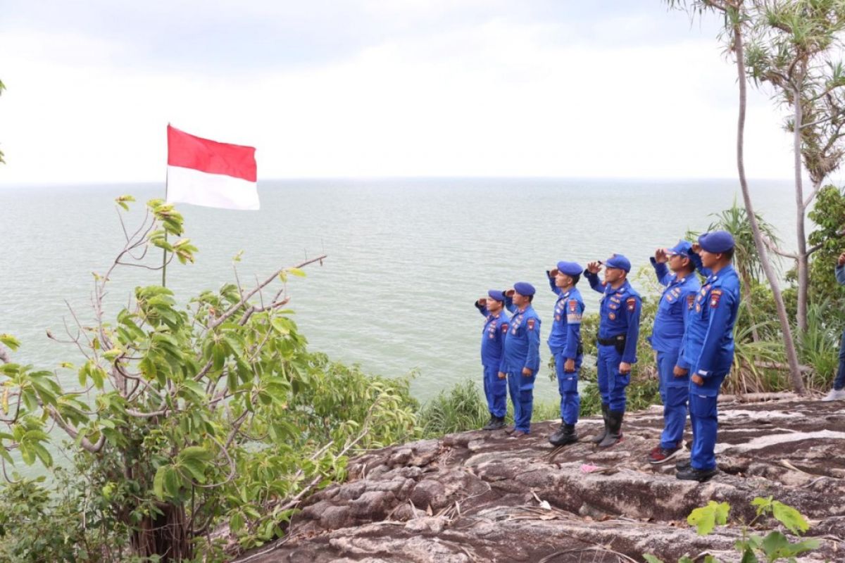 Polres Karimun kibarkan merah putih di pulau terluar Indonesia