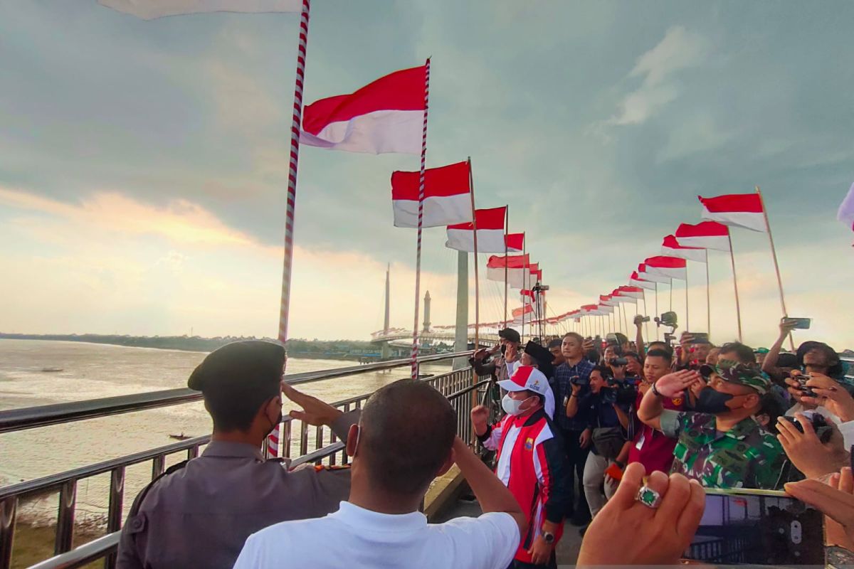 Gubernur Jambi pimpin pemasangan 1.000 Bendera Merah Putih di Jembatan Gentala Arasy