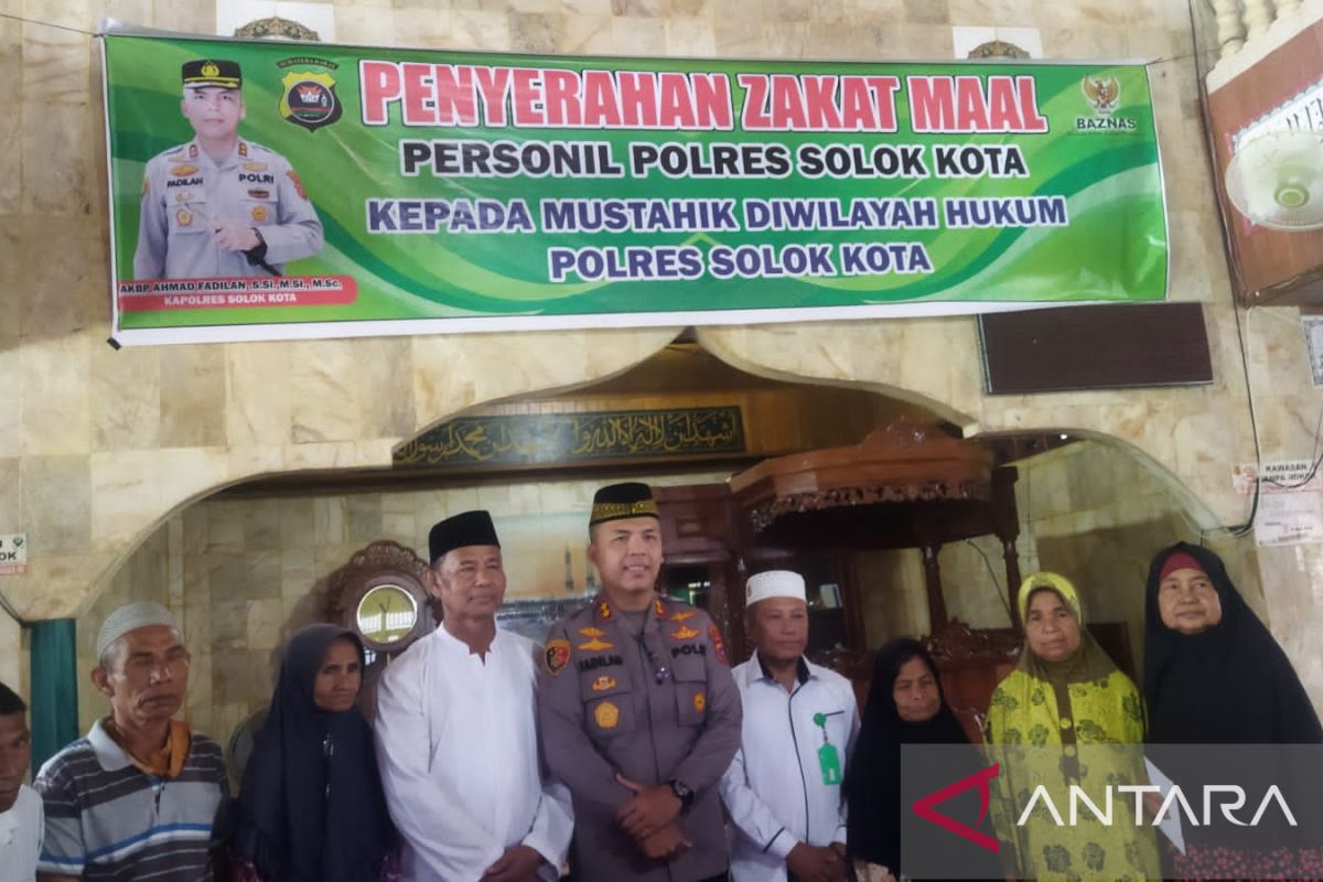 Polres Solok Kota serahkan zakat maal personil ke para mustahik