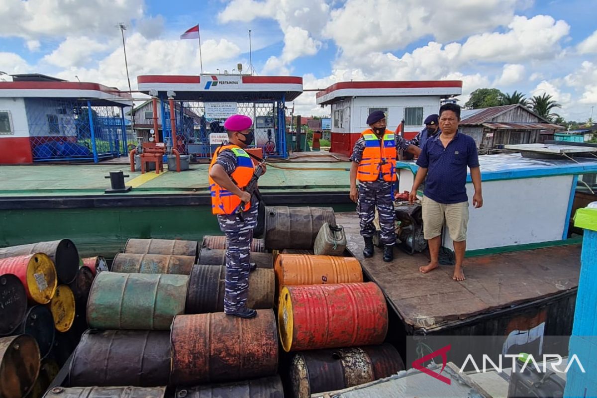 TNI AL tangkap dua kapal di Stasiun Pengisian Bahan Bakar Bunker PT Hajjah Aisyah Huri
