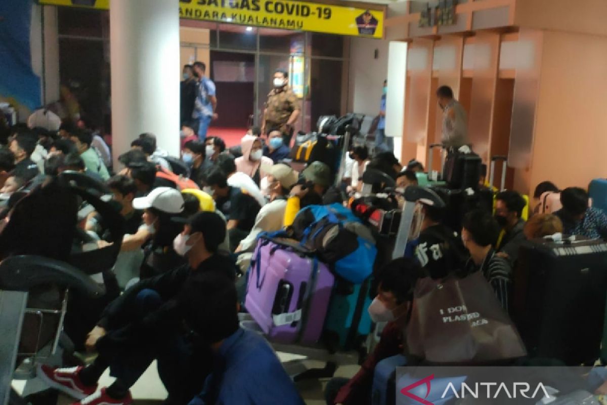 211 PMI diduga ilegal tujuan Kamboja diamankan di Bandara Kualanamu