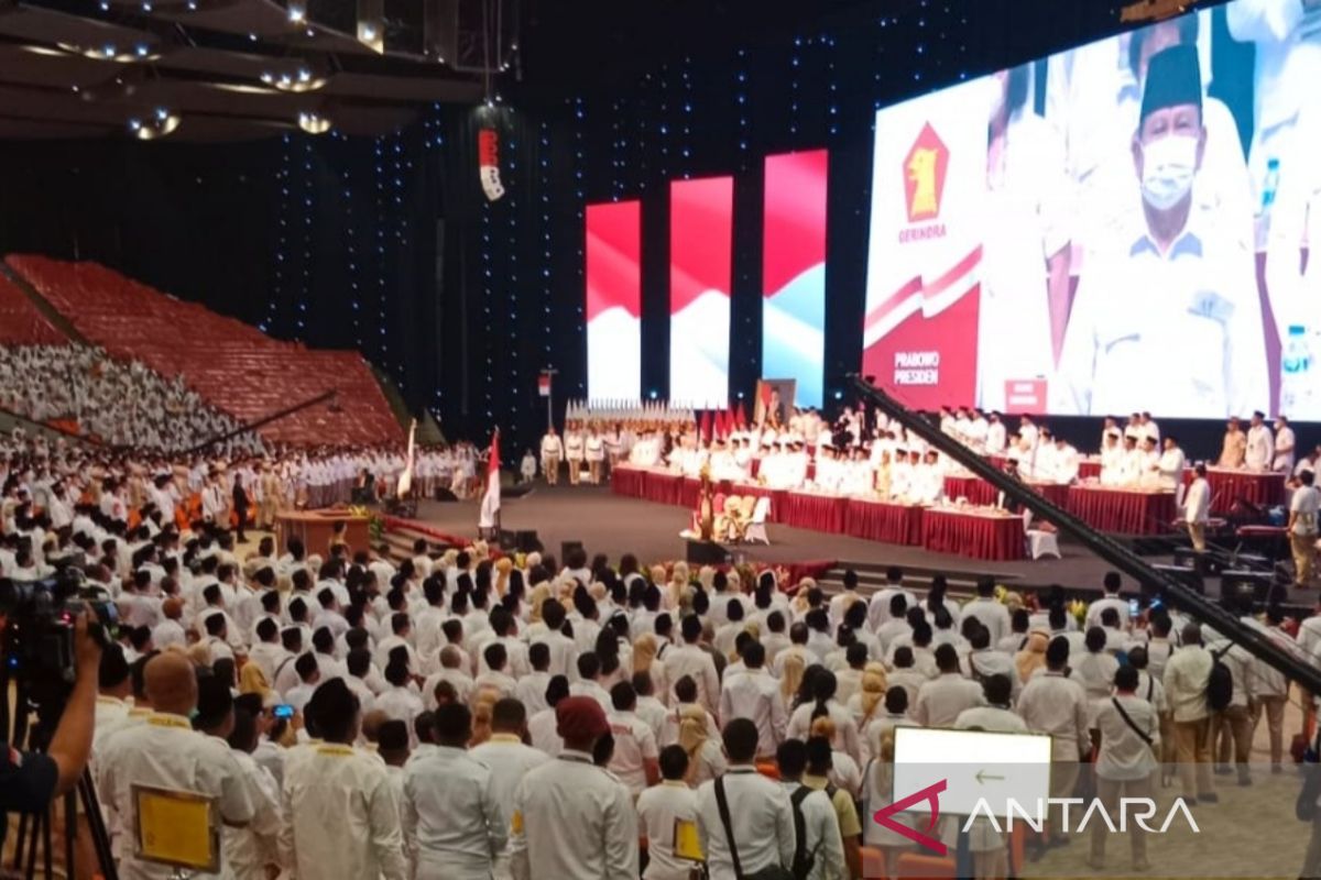 Dihadiri ribuan kader berpakaian khas Partai Gerindra, Prabowo Subianto buka Rapimnas Gerindra di Sentul Bogor