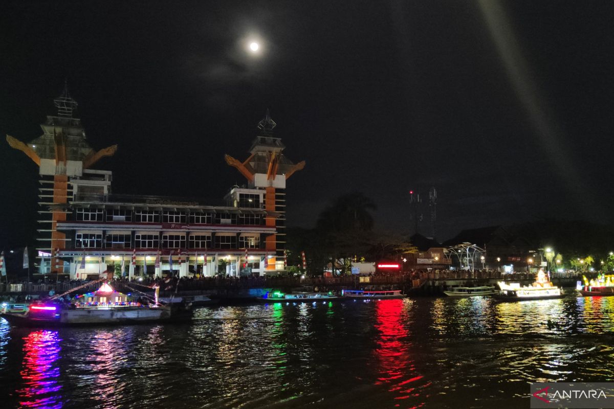 Festival Pasar Terapung tarik ribuan penonton