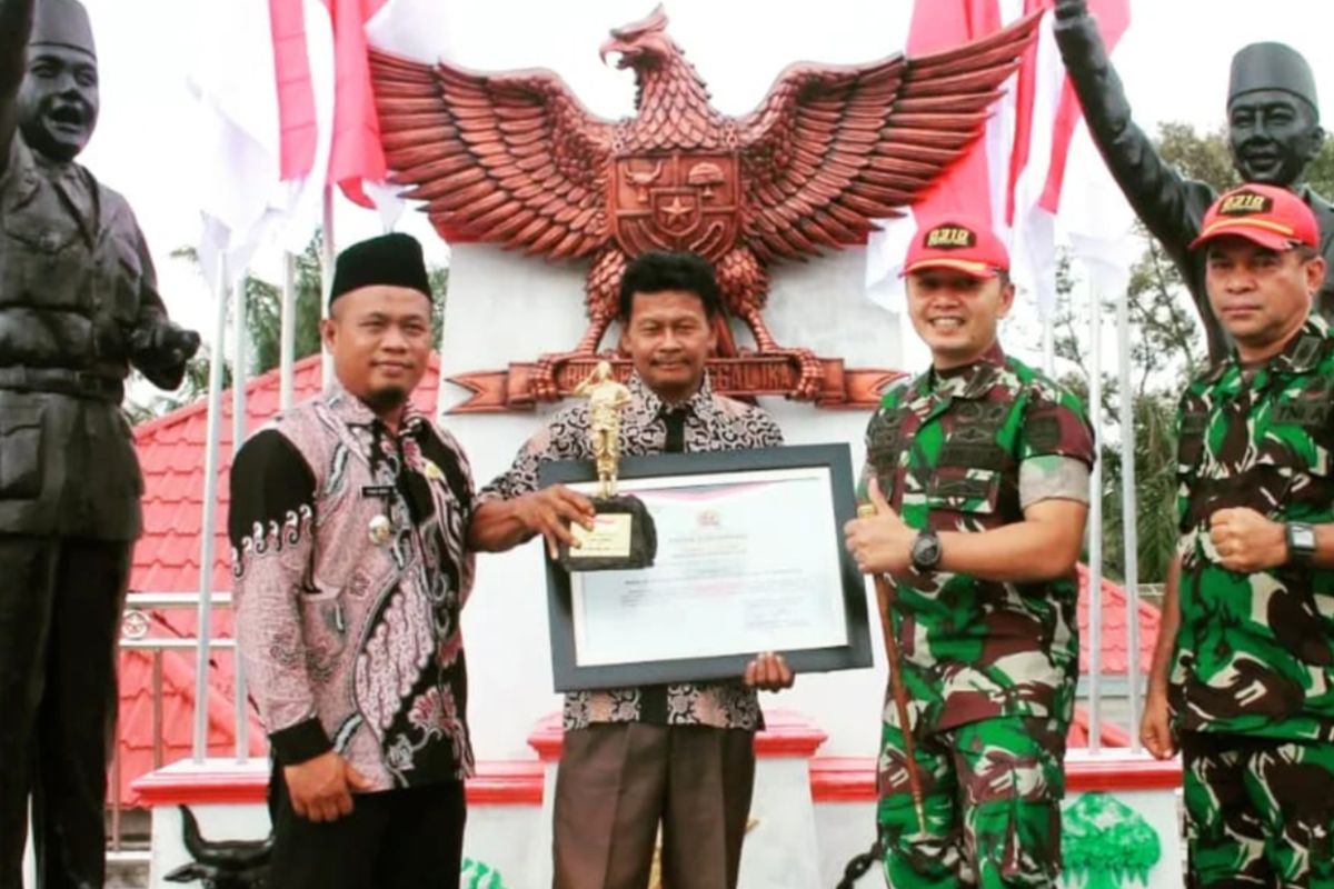 Dandim beri penghargaan warga bangun patung Soekarno-Jokowi