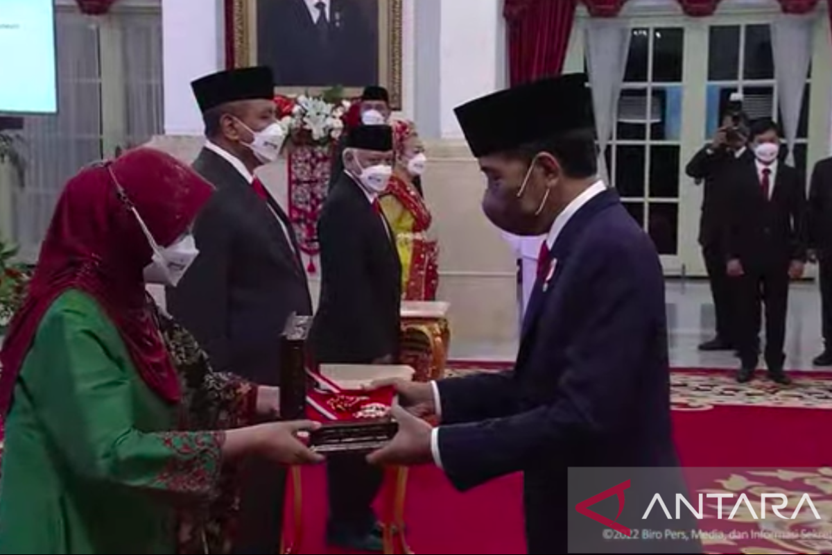 Presiden Jokowi sematkan tanda kehormatan RI di Istana Negara
