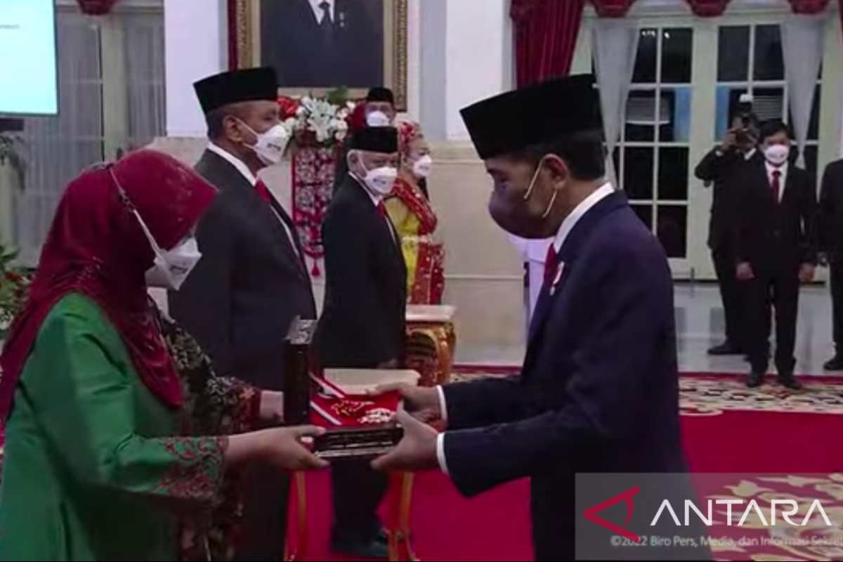 Presiden  anugerahkan tanda kehormatan RI di Istana Negara