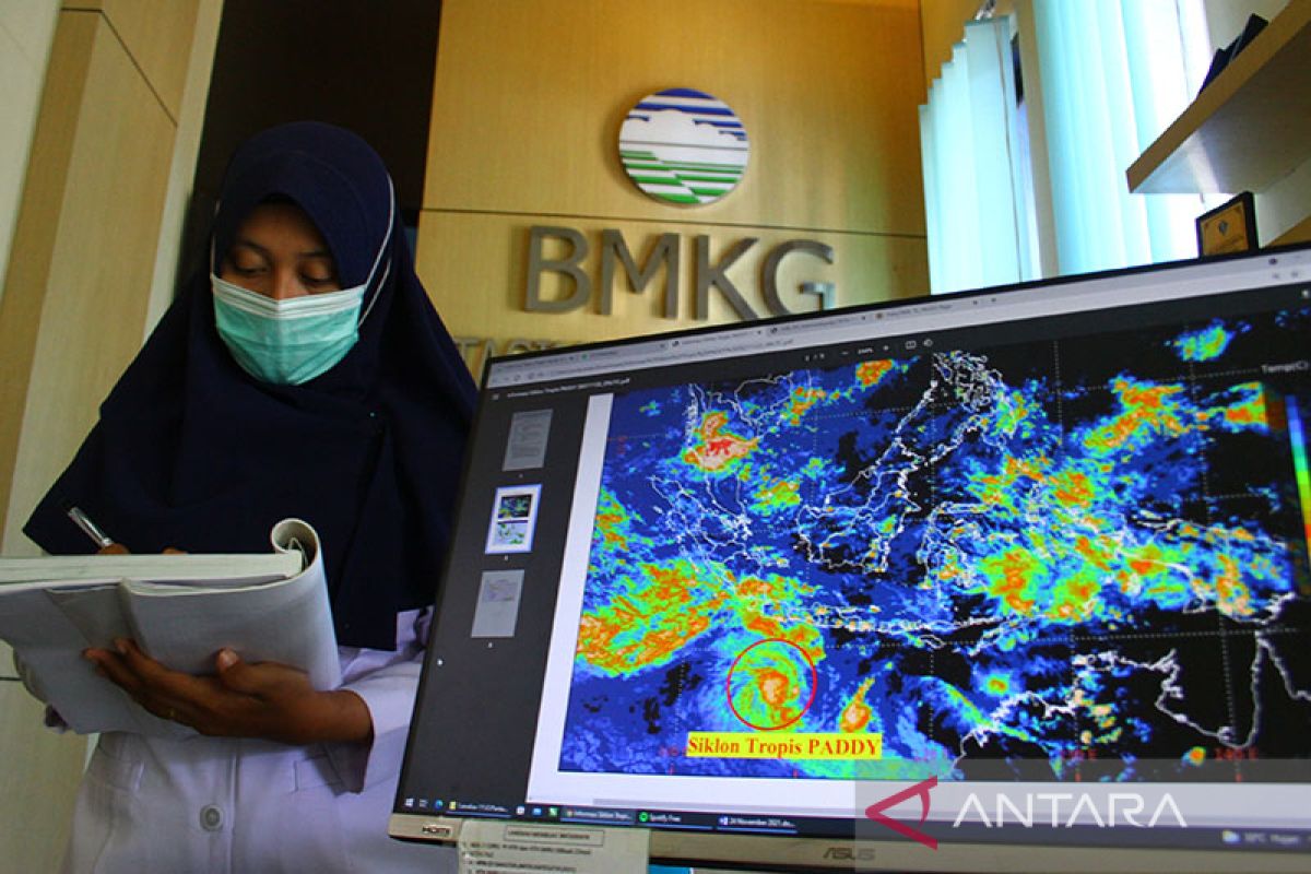 Anomali, bibit siklon tropis 94S berpotensi bergerak mendekati Jawa