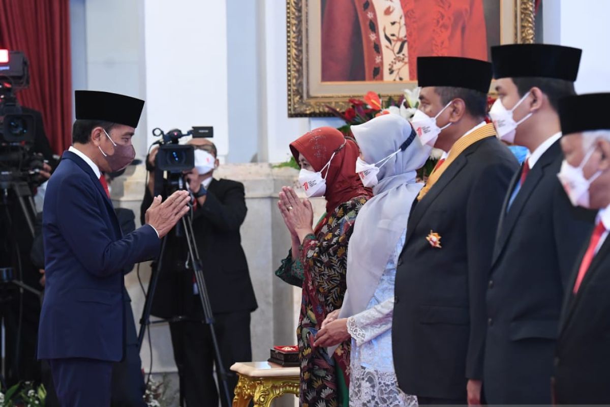 Jokowi anugerahkan tanda kehormatan RI pada ratusan tokoh