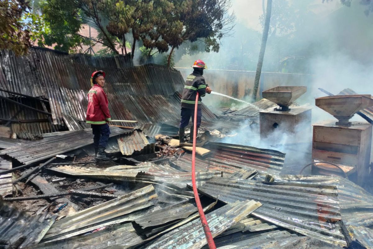 Satu gudang penyimpanan milik Bulog di Padang habis terbakar