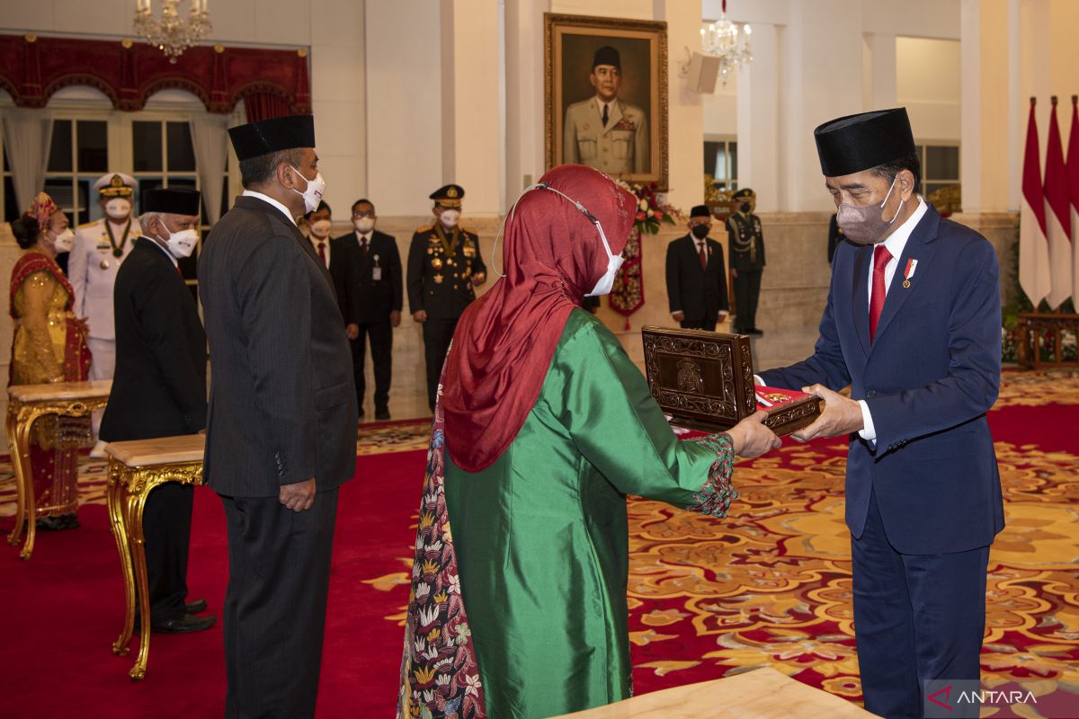 Presiden Jokowi anugerahkan tanda kehormatan RI di Istana Negara