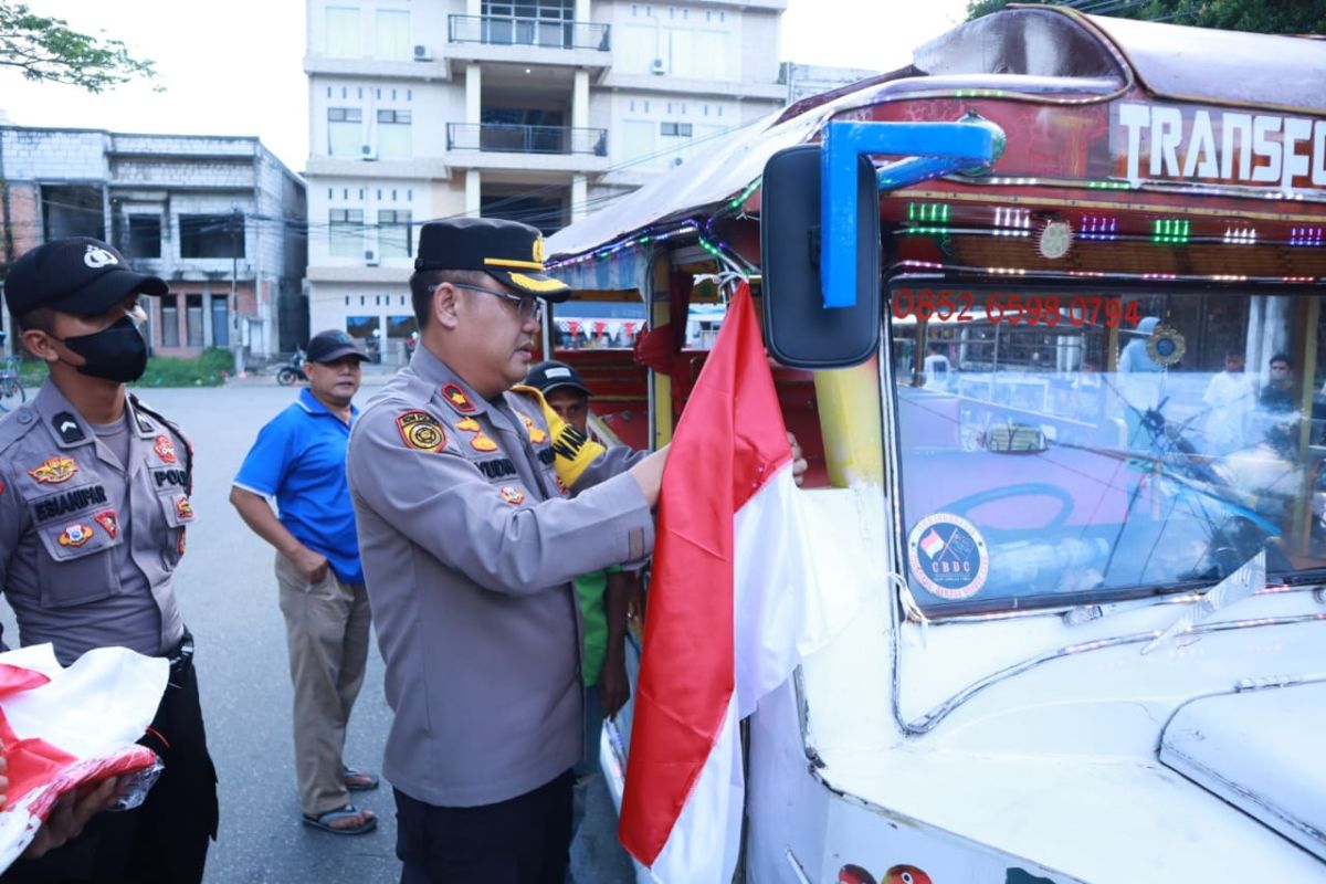 Polres Inhil bagi-bagi bendera Merah Putih