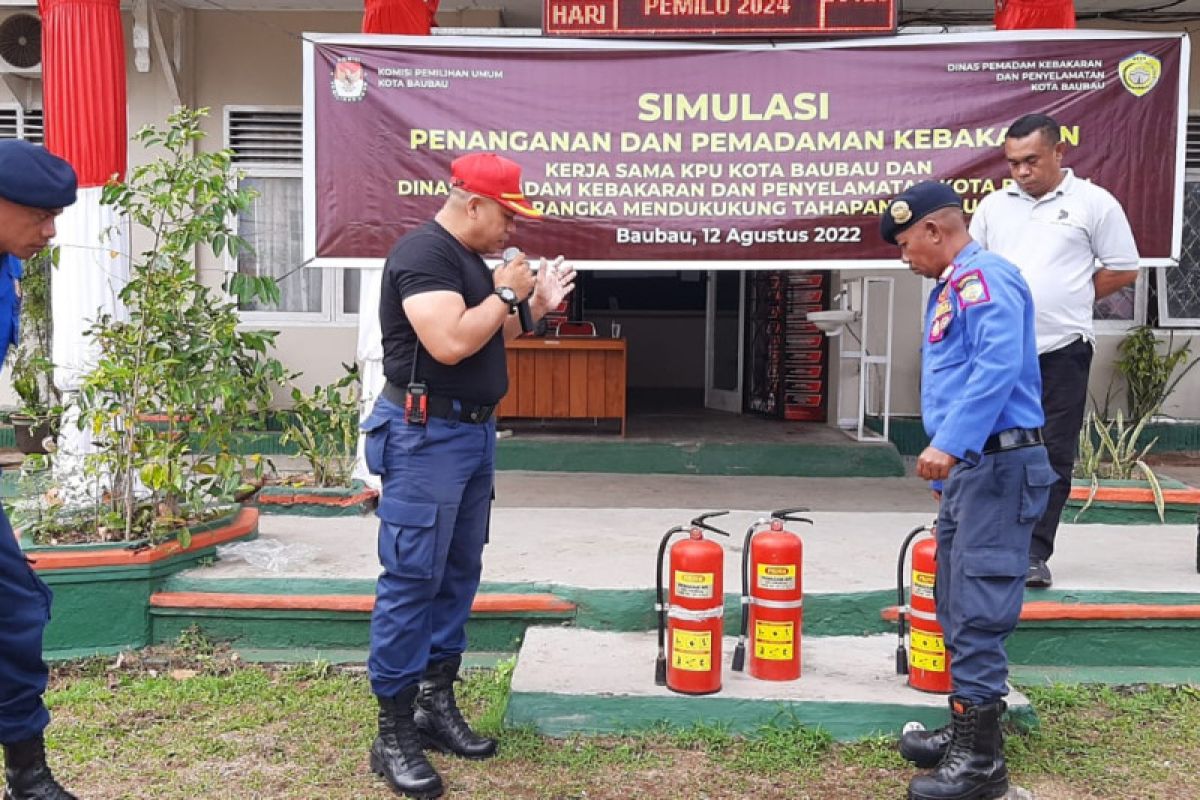 KPU Baubau menggandeng pemadam kebakaran gelar simulasi dukung Pemilu 2024