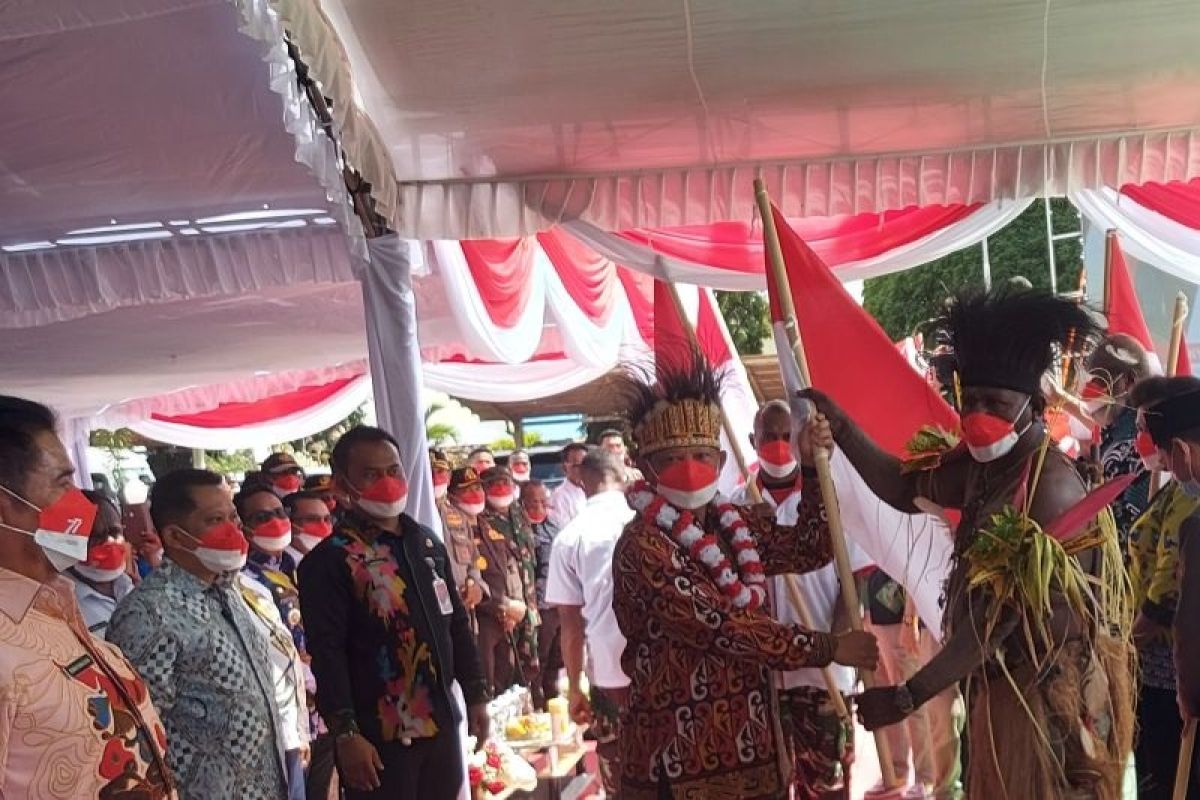 Mendagri Muhammad Tito Karnavian bagikan Bendera Merah Putih di Kabupaten Merauke