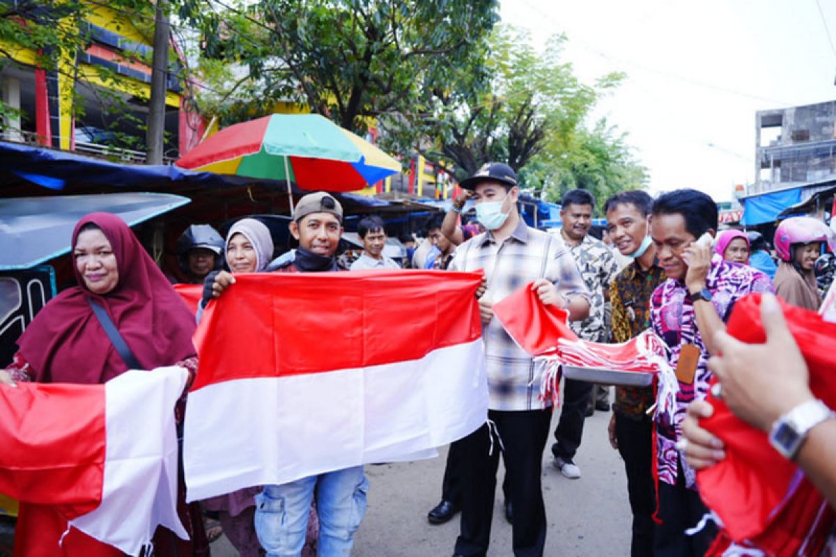 Bupati Pangkep kembali bagikan bendera Merah Putih kepada masyarakat