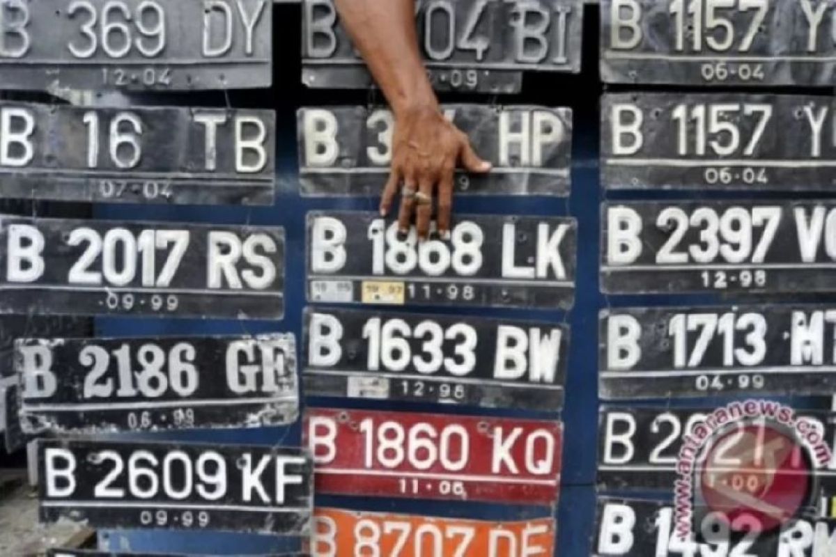 Pemberlakuan pelat nomor kendaraan warna putih di Kota Madiun