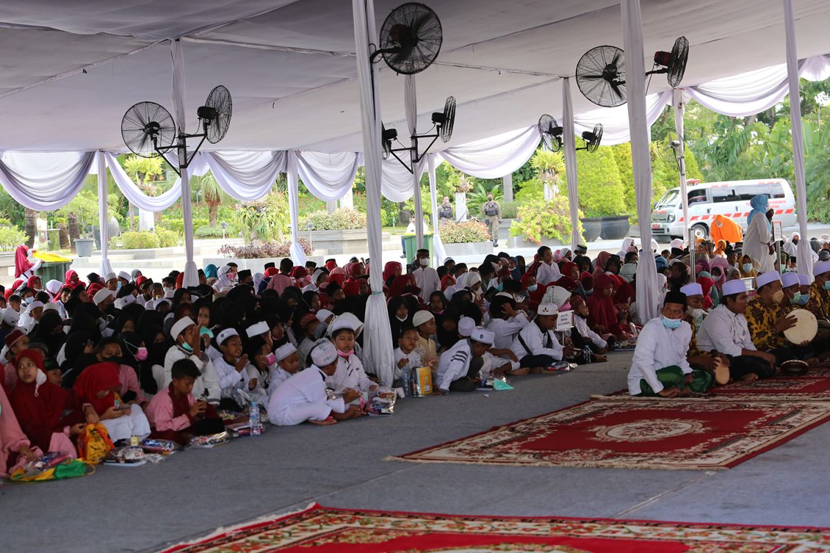 Seribuan anak yatim piatu doa bersama untuk keselamatan Kota Surabaya