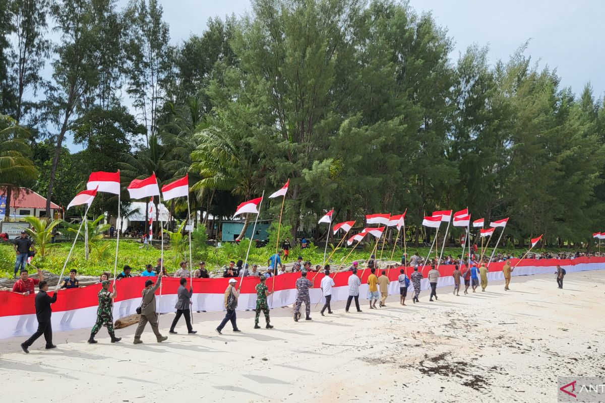 Papua Barat kibarkan bendera sepanjang 77 meter di pulau terluar Indonesia